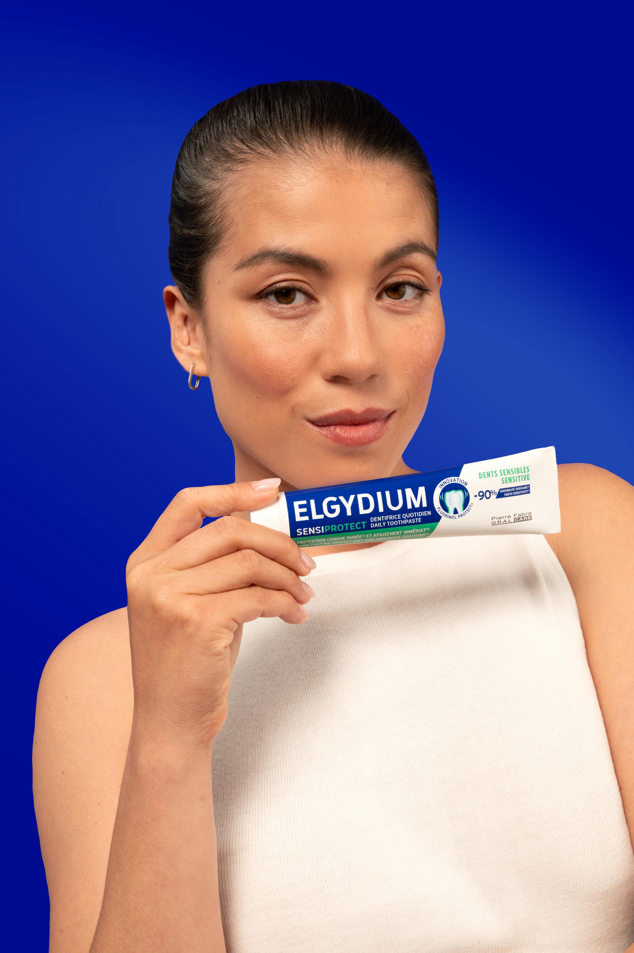 OC_ELGYDIUM_SENSIPROTECT_TOOTHPASTE_STATIC_PRODUCT WITH MODEL_9x16_2025_3577056028892